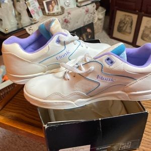 Womans size 6 etonic NIB sneakers